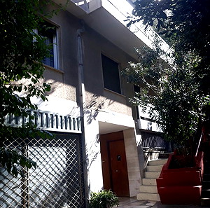 ΝΕΑΠΟΛΗ-ΛΥΚΑΒΗΤΤΟΣ, διαμέρισμα 72 τ.μ., 1ου ορόφου, διαμπερές, κατασκευή 1975, 3 ½ δωμάτια σύνολο, διαμπερές, καινούργια διπλά τζάμια αλουμινίου, μωσαϊκό-ξύλινα πατώματα, διαμπερές, δύο μπαλκόνια.
