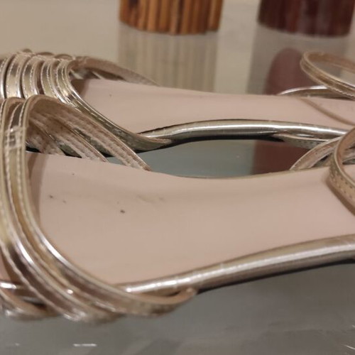 Gold flat sandals size 39 used, comfortable and light
