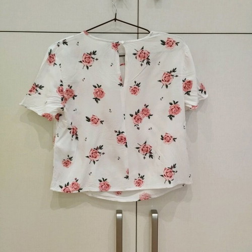 Φλοράλ μπλούζα H&M μέγεθος 38 σαν καινούργιο, άσπρη με ροζ