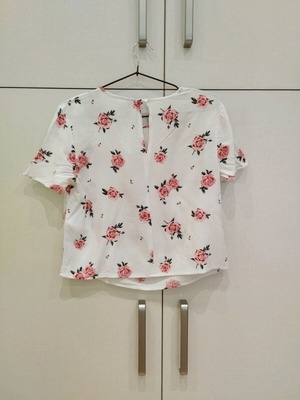 Φλοράλ μπλούζα H&M μέγεθος 38 σαν καινούργιο, άσπρη με ροζ