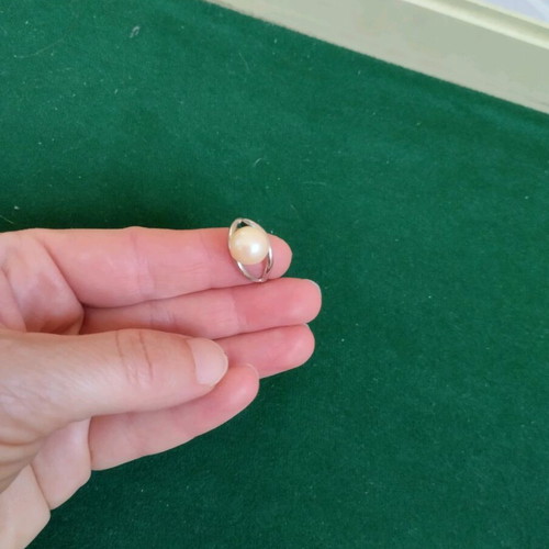 Ring with white stone in silver color like new