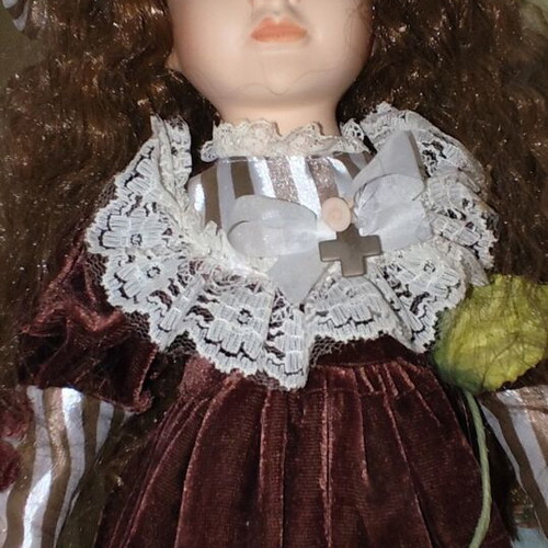 Porcelain dolls set of 3 like new, collectible