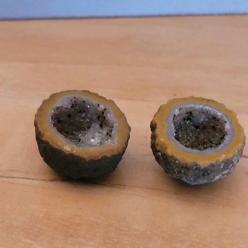 Agate semi-precious stone new, pair of cut stones with two colors