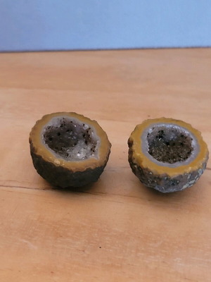 Agate semi-precious stone new, pair of cut stones with two colors