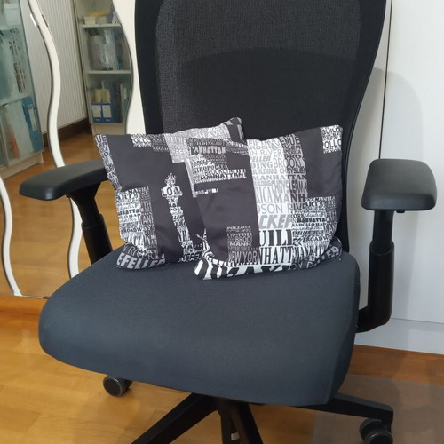 Decorative pillows set of 4 with New York pattern, like new