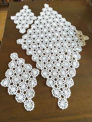 White crochet table runner with two napkins, vintage 1950