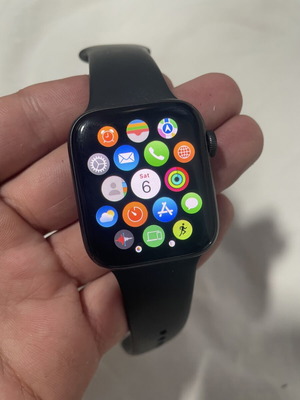 Apple Watch SE 44mm GPS μεταχειρισμένο, Space Gray Aluminum με Black Sport Band
