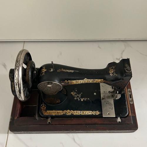 Antique Singer sewing machine used with cover, 1912