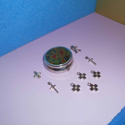 Necklace crosses used, 7 pieces, 1 monogram and metal storage box