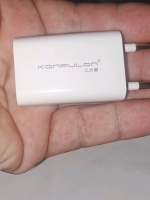 Konfulon φορτιστής σε άριστη κατάσταση..