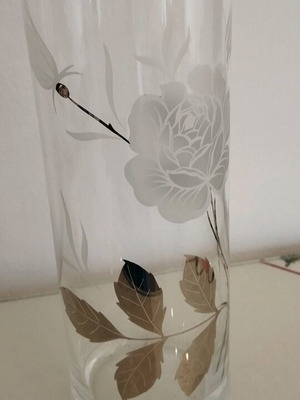 Γυάλινο βάζο με λευκό τριαντάφυλλο και ασημί φύλλα ύψους 23cm