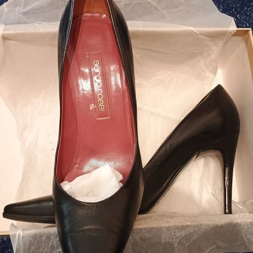 Sergio Rossi black leather stiletto heels like new, size 40