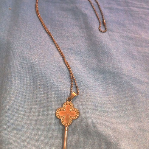 Key pendants set with long chains like new, silver and gold tone