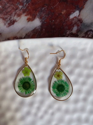 Handmade earrings with dried green flowers in resin, gold finish new