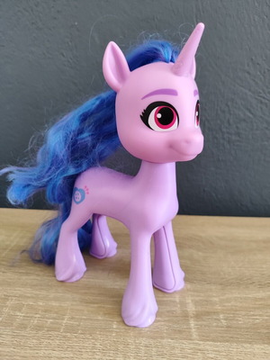 Φιγούρα Μικρό μου Πόνυ My Little Pony Izzy Moonbow 22 εκ. μεταχειρισμένη