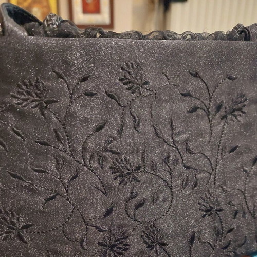 Embossed vintage black shoulder bag like new