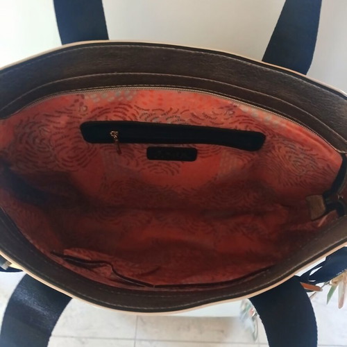 Leather shoulder bag, black and white
