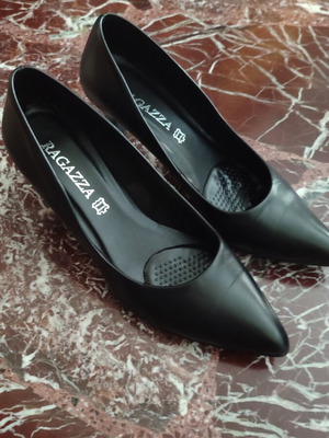 Ragazza pumps size 39 like new, black