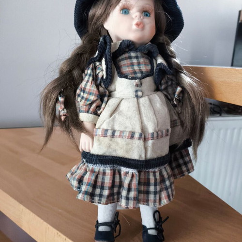 Porcelain dolls like new, pack of 3 with basket gift