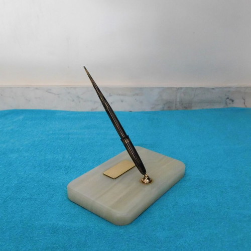 Sheaffer's Lifetime fountain pen used with 14K gold nib and onyx base