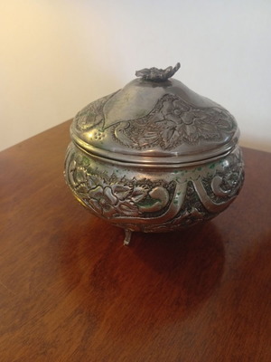 Vintage silver-plated fontaniera with sculpted designs and lid like new