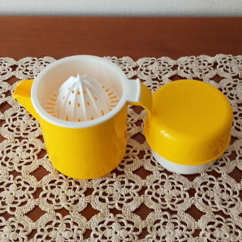Citrus juicer yellow plastic 1970's vintage new