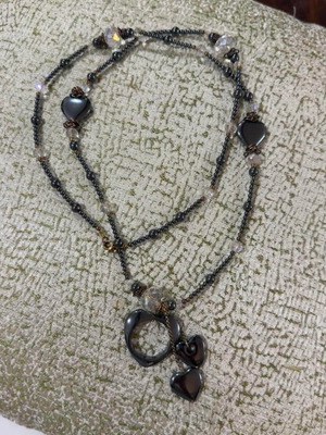 Long necklace with metallic shades and heart motifs, like new