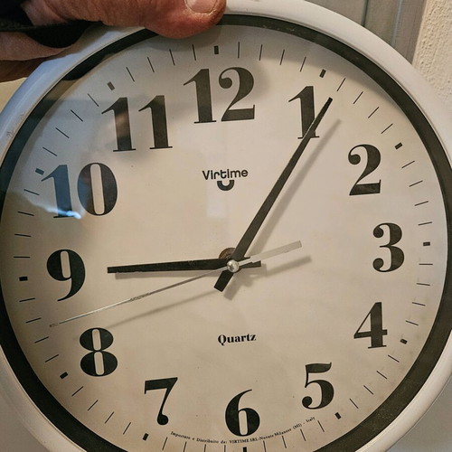 Virtime quartz wall clock like new with silent mechanism