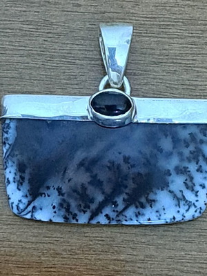 Silver pendant with dendritic and black agate like new