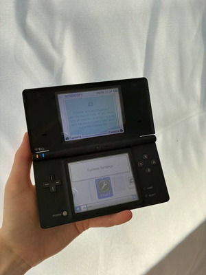 Κονσόλα Nintendo DSi με зарядното και προστατευτική θήκη