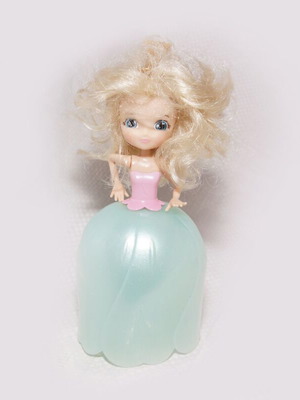 Κούκλα νεράιδα Floraly Girl μεταχειρισμένη σε λουλούδι