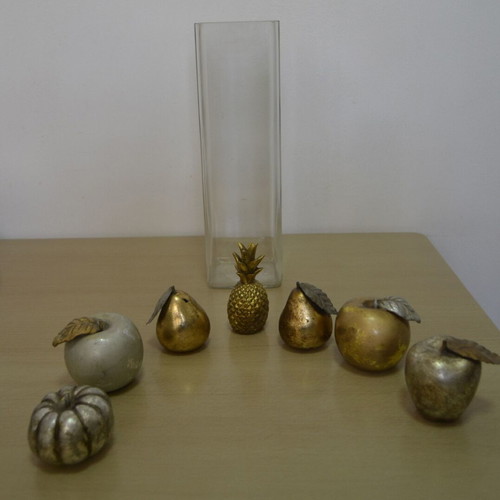 Glass vase like new with 7 decorative fruits pack of 8 pieces