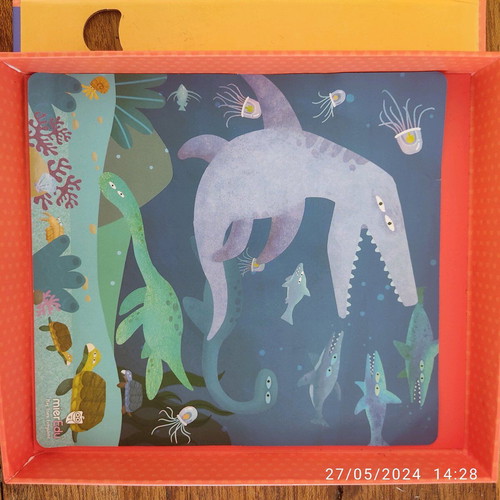 Mieredu magnetic puzzle with dinosaurs like new