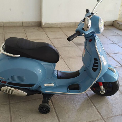 Vespa electric ride-on toy for children 3-4 years, blue