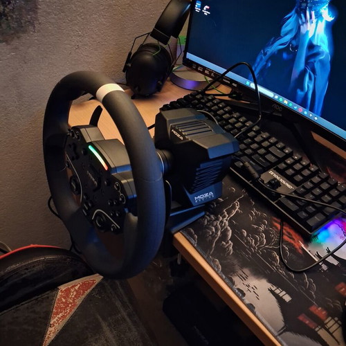 Moza R3 Bundle gaming steering wheel with pedals and box