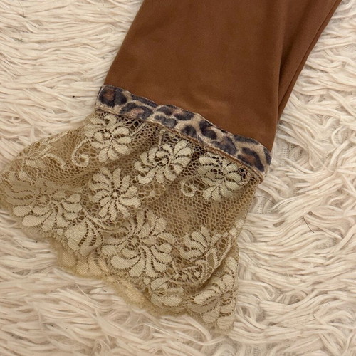 Elastic blouse used with leopard pattern and lace sleeves brown