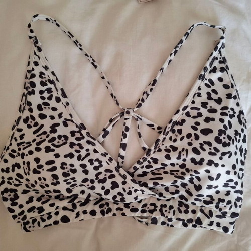Bikini top with animal print like new, crisscross details and straps