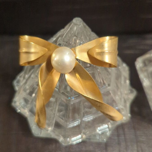 Decorative vases like new with gold bow and pearl