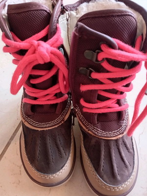 Clarks waterproof boots for girl size 25 like new with fur brown and pink