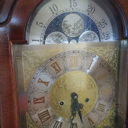 Grandfather clock like new, analog, floor standing
