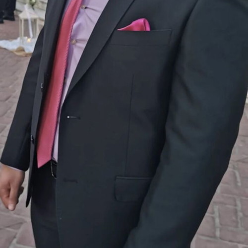 Men's black suit like new with tie, size L