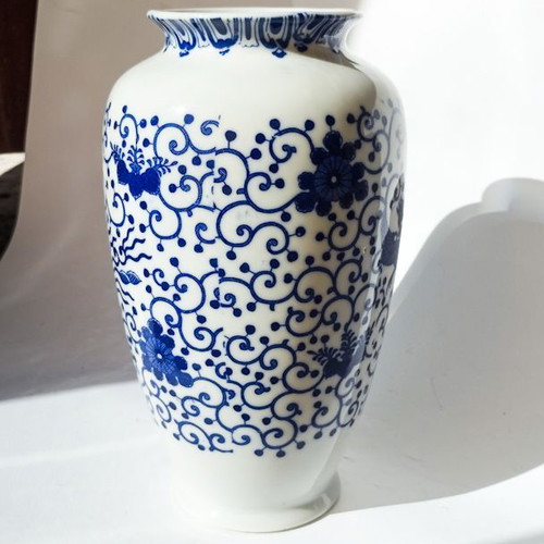 Porcelain vase blue and white Chinese style like new with phoenix design