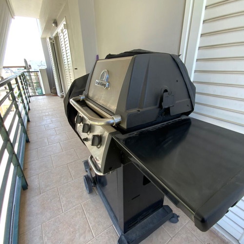 Broil King Monarch grill like new with cover