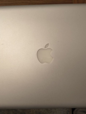 MacBook Pro A1286 15.4' 2008 μεταχειρισμένο για ανταλλακτικά ή επισκευή με φορτιστή