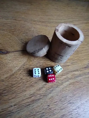 Ζάρια για παιχνίδι σε κορκότσικο κουτί.
