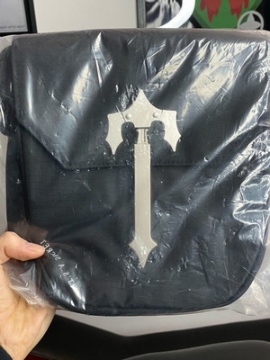 Trapstar Irongate Cobra T чанта за рамо като ново, черна и сребърна