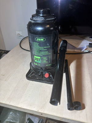 JBM Hydraulic Bottle Jack with 45.2cm Lift Capacity and 20 Ton Load