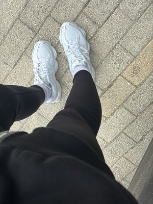 New Balance 9060 Unisex Shoes Size 40.5 White Like New