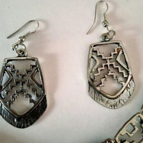 Necklace and earrings set new, silver color