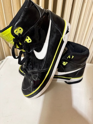 Nike boots size 39 like new, black